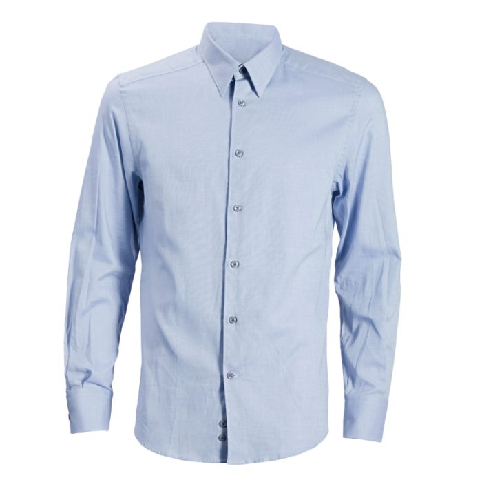 Chemise habillée classique bleue boutonnée, vue de face sur fond blanc.