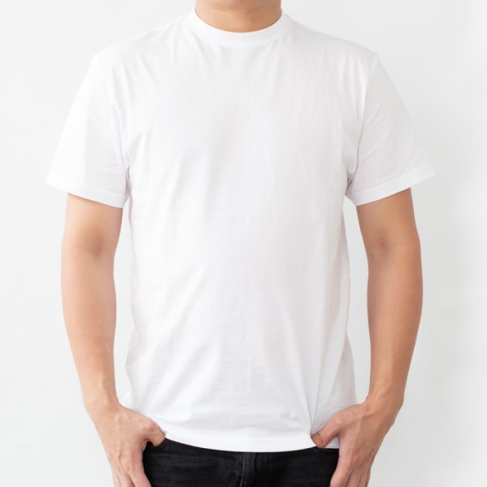 Homme portant un T-shirt blanc uni, vue de face, parfait pour le quotidien.